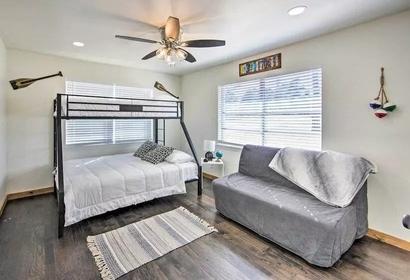 Lakefront Daingerfield Retreat W/ Shared Dock!