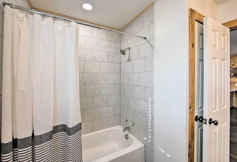 Lakefront Daingerfield Retreat W/ Shared Dock!