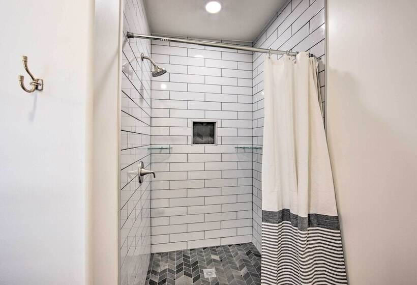 Lakefront Daingerfield Retreat W/ Shared Dock!