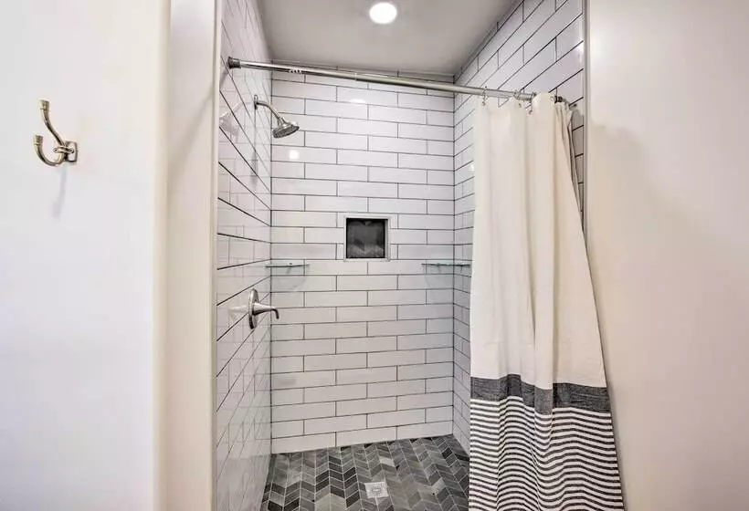 Lakefront Daingerfield Retreat W/ Shared Dock!