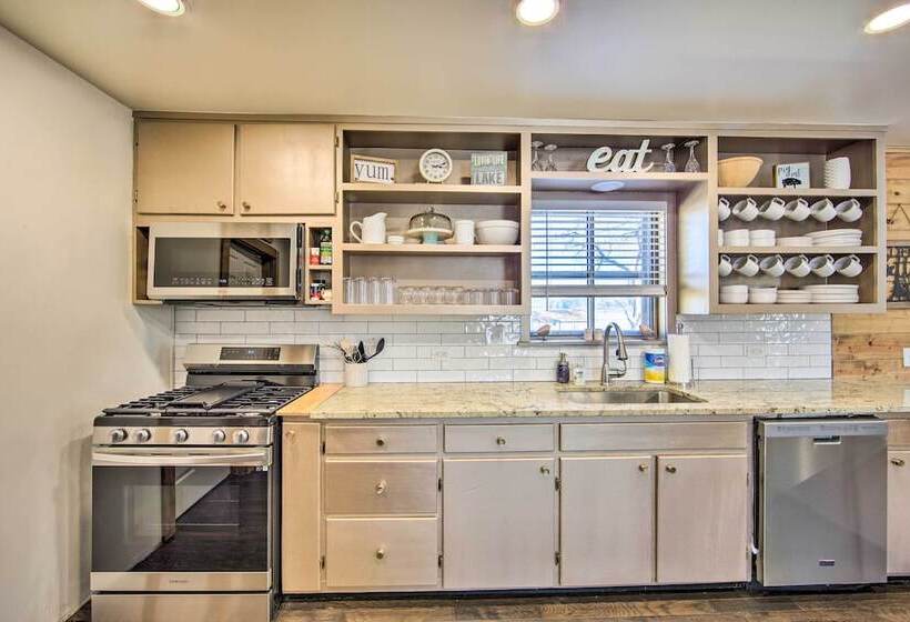 Lakefront Daingerfield Retreat W/ Shared Dock!