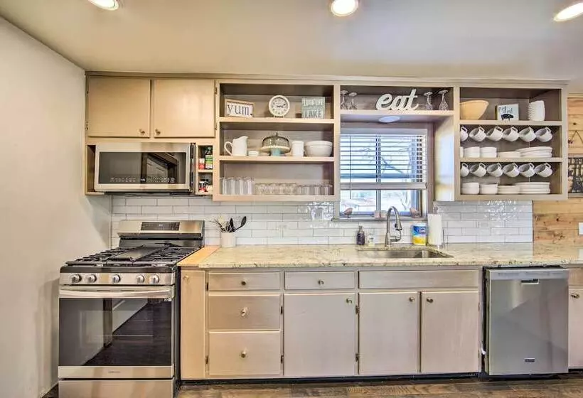 Lakefront Daingerfield Retreat W/ Shared Dock!