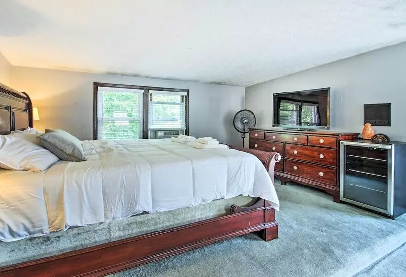 Walking Distance To Beach: Maine Home W/ Deck!