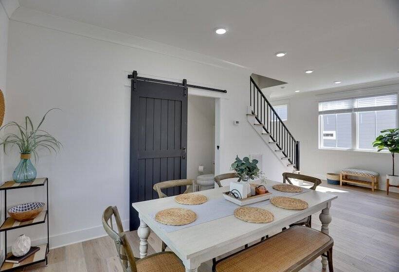 Modern Luxury Retreat: Walk To Tims Ford Lake!