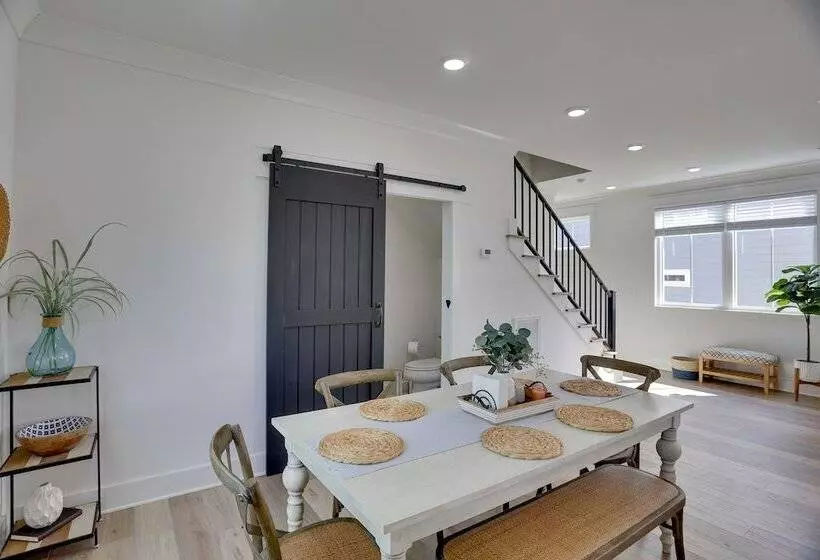 Modern Luxury Retreat: Walk To Tims Ford Lake!