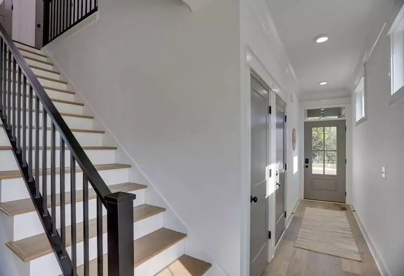 Modern Luxury Retreat: Walk To Tims Ford Lake!