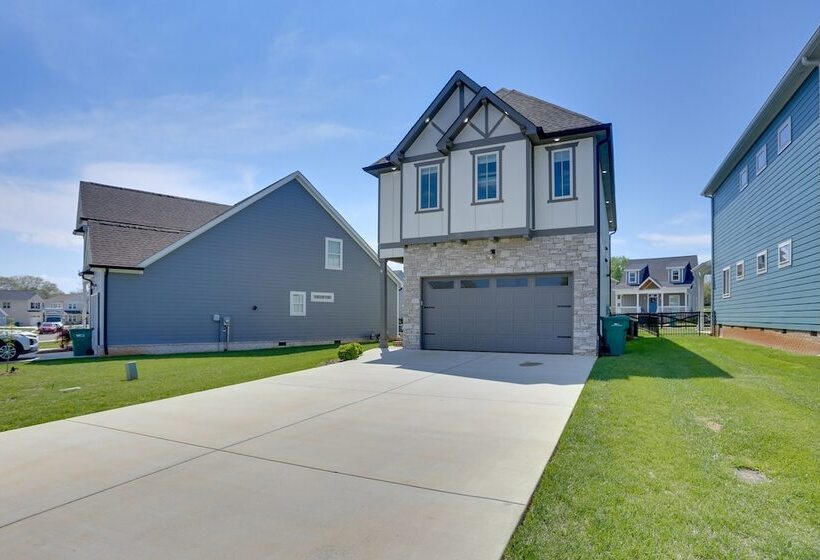 Modern Luxury Retreat: Walk To Tims Ford Lake!