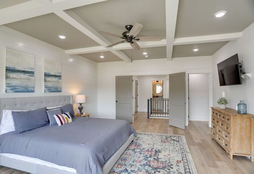 Modern Luxury Retreat: Walk To Tims Ford Lake!