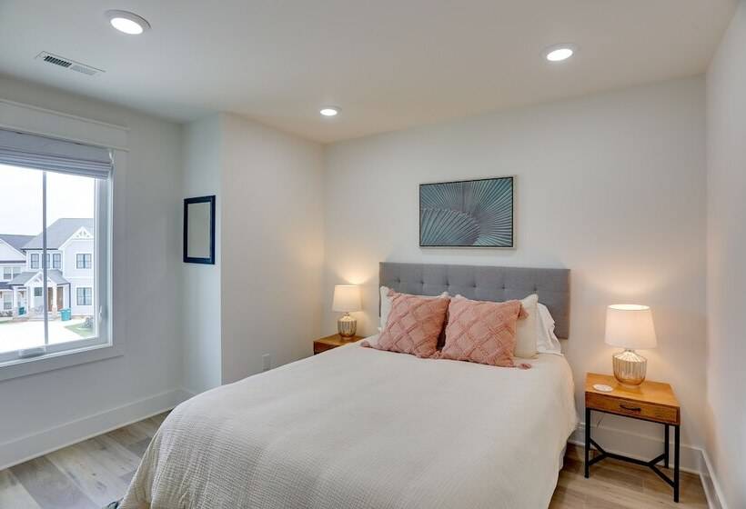 Modern Luxury Retreat: Walk To Tims Ford Lake!