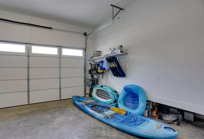 Modern Luxury Retreat: Walk To Tims Ford Lake!