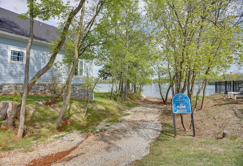 Modern Luxury Retreat: Walk To Tims Ford Lake!
