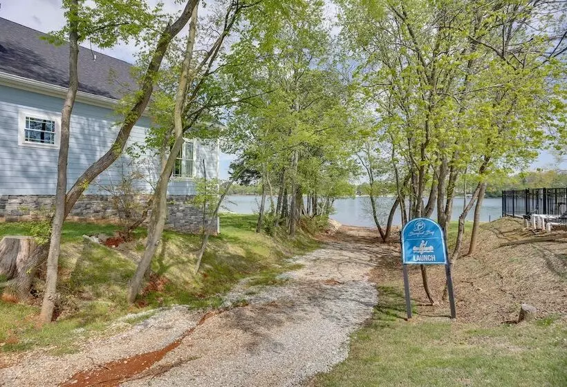 Modern Luxury Retreat: Walk To Tims Ford Lake!
