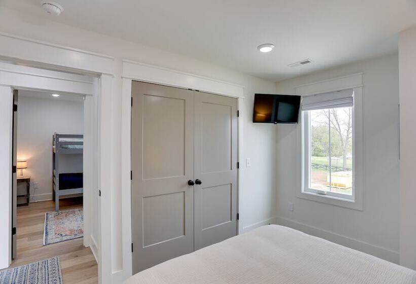 Modern Luxury Retreat: Walk To Tims Ford Lake!