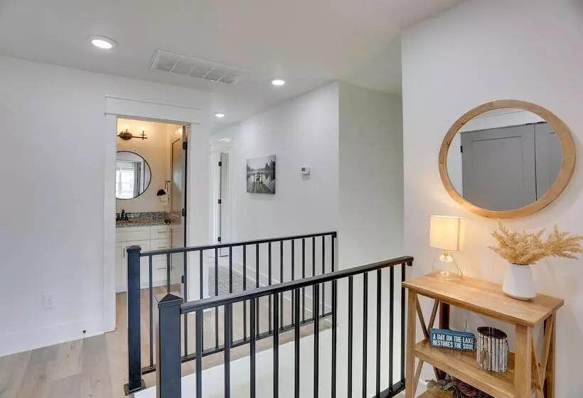 Modern Luxury Retreat: Walk To Tims Ford Lake!