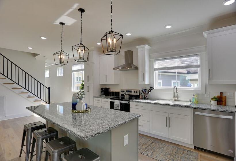 Modern Luxury Retreat: Walk To Tims Ford Lake!