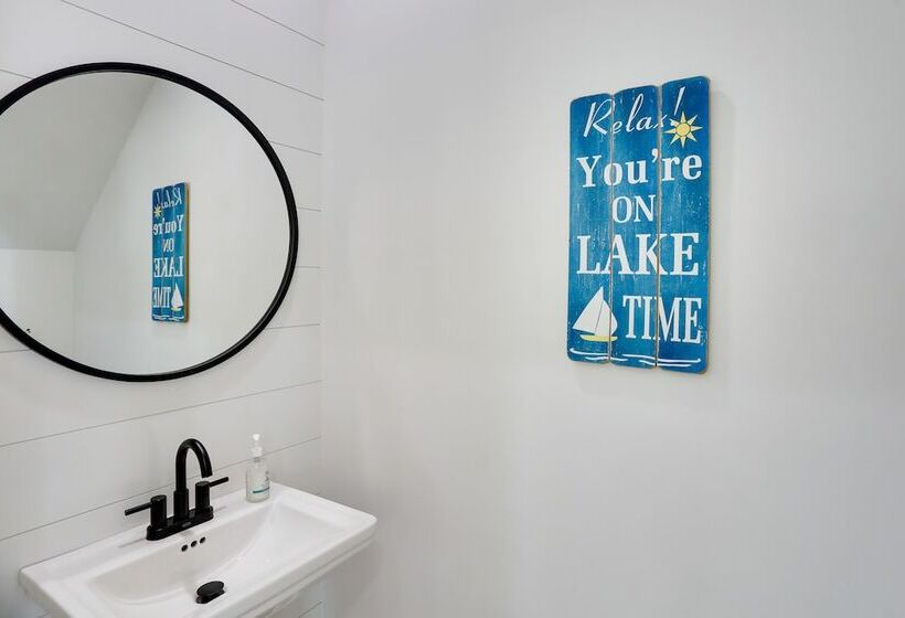 Modern Luxury Retreat: Walk To Tims Ford Lake!