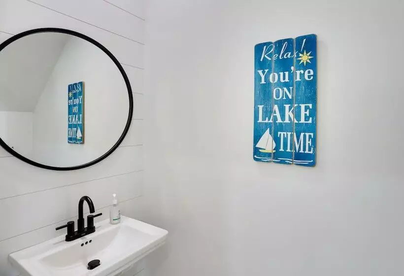 Modern Luxury Retreat: Walk To Tims Ford Lake!