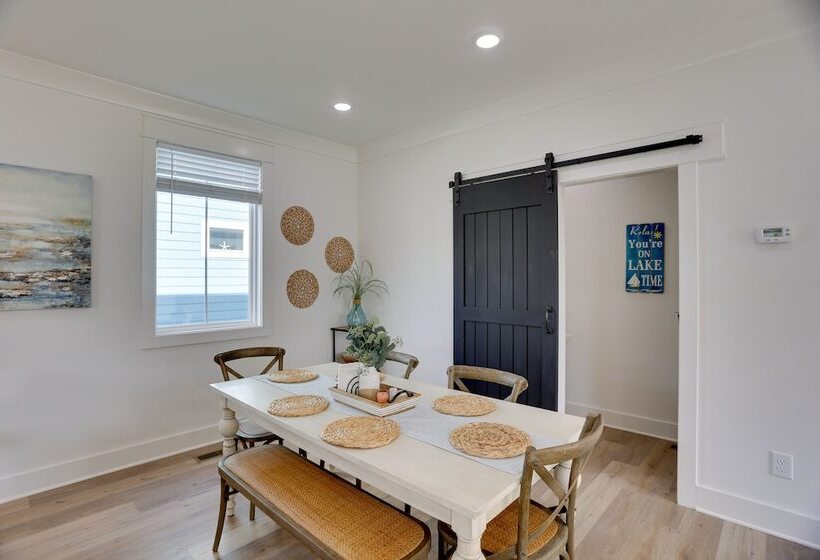 Modern Luxury Retreat: Walk To Tims Ford Lake!