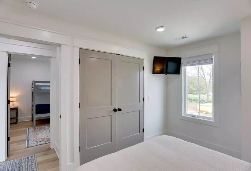 Modern Luxury Retreat: Walk To Tims Ford Lake!