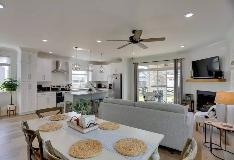 Modern Luxury Retreat: Walk To Tims Ford Lake!