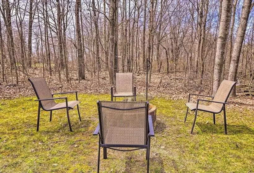 Mosinee Escape W/ Fire Pit 1 Mi To River!