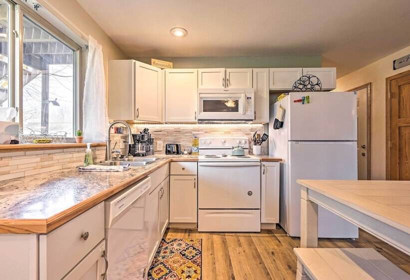 Mosinee Escape W/ Fire Pit   1 Mi To River!