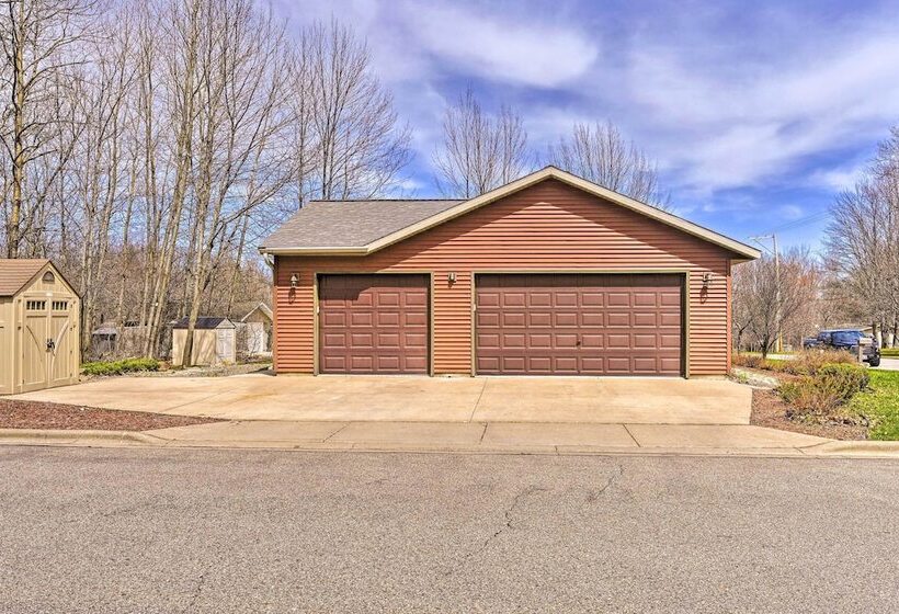 Mosinee Escape W/ Fire Pit   1 Mi To River!