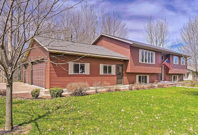 Mosinee Escape W/ Fire Pit   1 Mi To River!