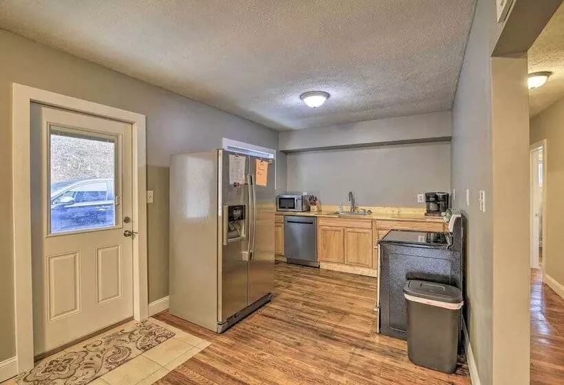 Mullens Cabin W/ Gas Grill & Mountain Views!