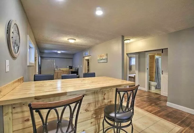 Mullens Cabin W/ Gas Grill & Mountain Views!