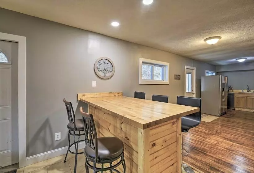 Mullens Cabin W/ Gas Grill & Mountain Views!