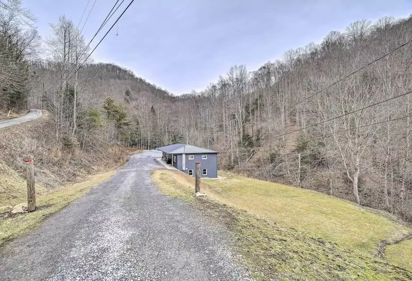 Mullens Cabin W/ Gas Grill & Mountain Views!