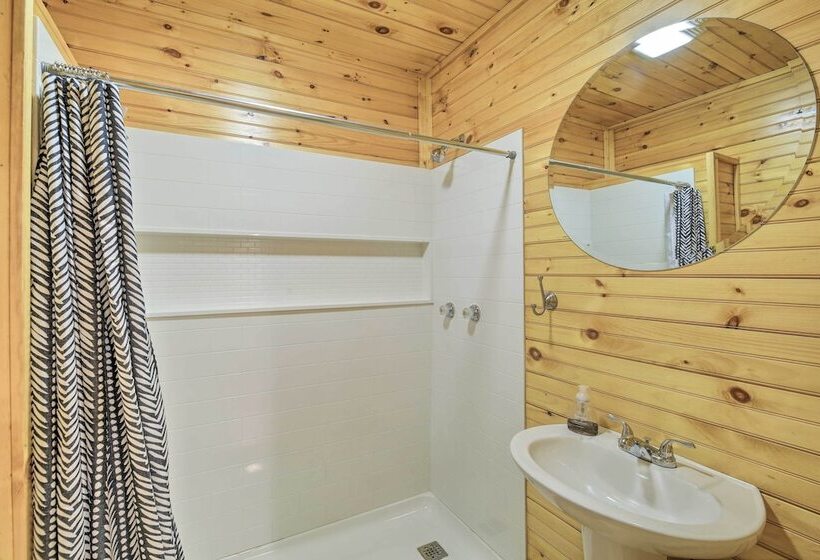 Mullens Cabin W/ Gas Grill & Mountain Views!