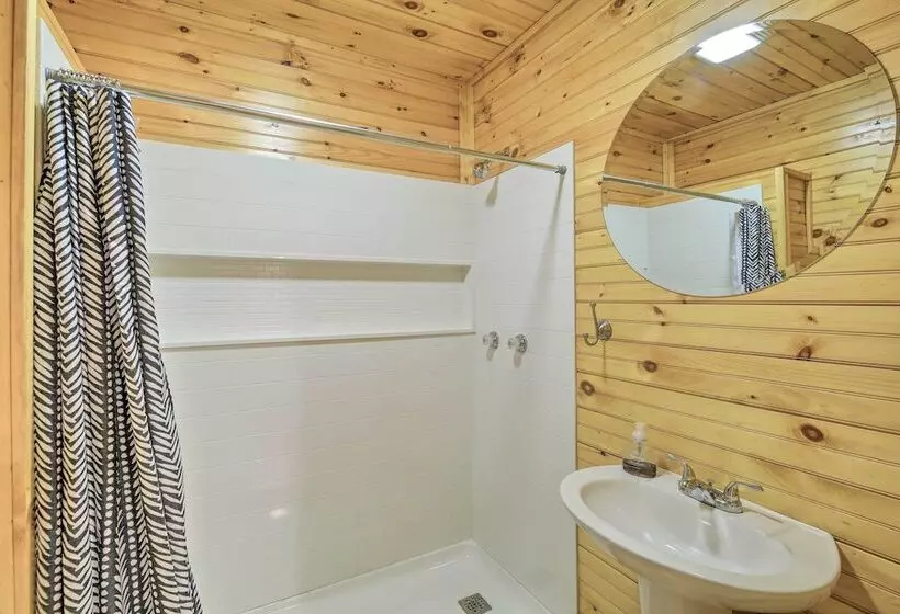 Mullens Cabin W/ Gas Grill & Mountain Views!