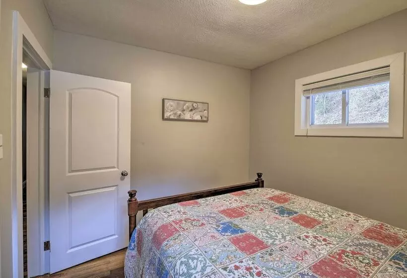 Mullens Cabin W/ Gas Grill & Mountain Views!