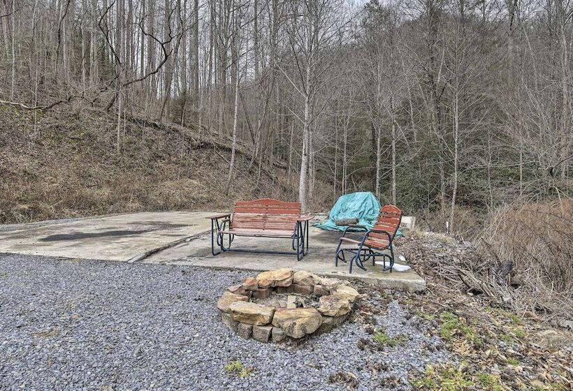 Mullens Cabin W/ Gas Grill & Mountain Views!