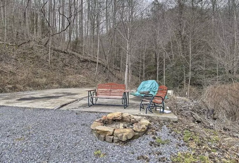 Mullens Cabin W/ Gas Grill & Mountain Views!