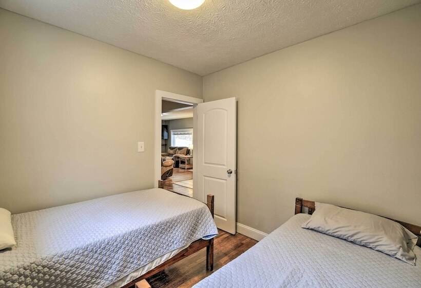 Mullens Cabin W/ Gas Grill & Mountain Views!