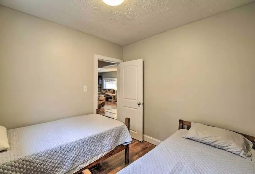 Mullens Cabin W/ Gas Grill & Mountain Views!