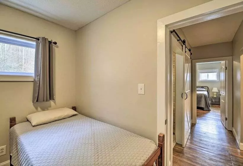 Mullens Cabin W/ Gas Grill & Mountain Views!