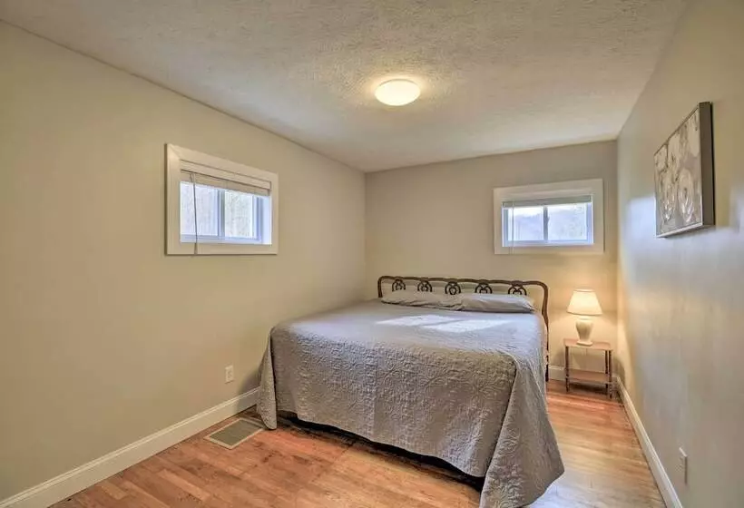 Mullens Cabin W/ Gas Grill & Mountain Views!