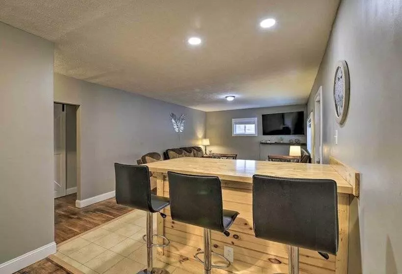 Mullens Cabin W/ Gas Grill & Mountain Views!