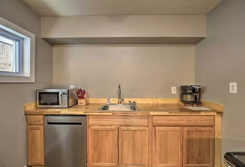 Mullens Cabin W/ Gas Grill & Mountain Views!