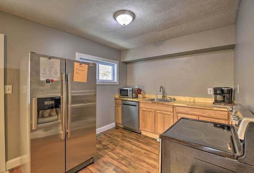 Mullens Cabin W/ Gas Grill & Mountain Views!