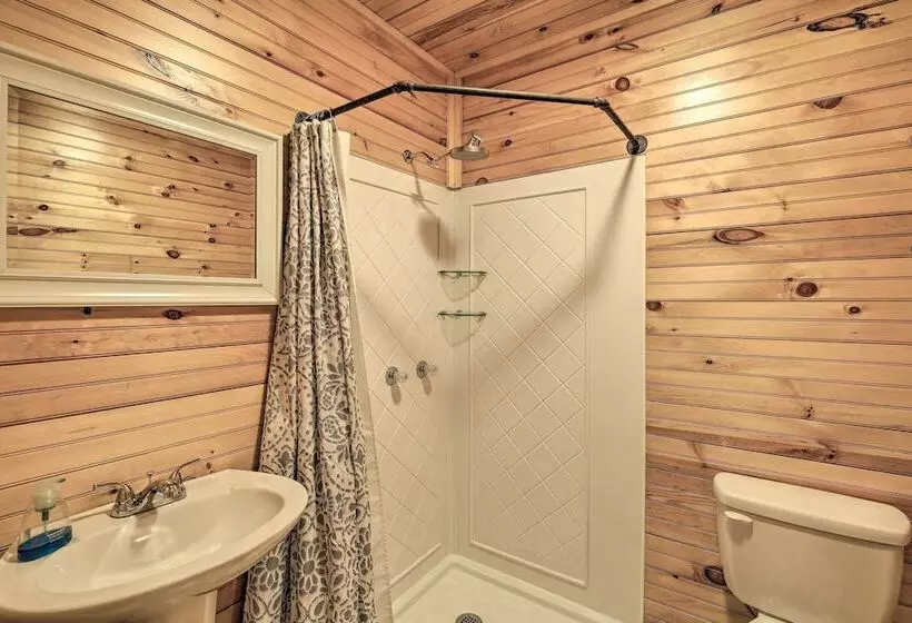 Mullens Cabin W/ Gas Grill & Mountain Views!