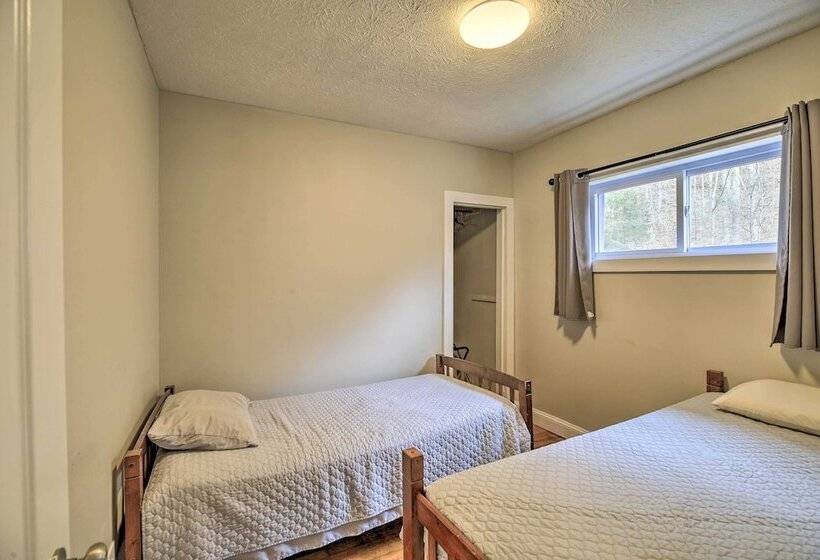 Mullens Cabin W/ Gas Grill & Mountain Views!