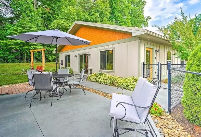 Pisgah Forest Farm Home: Outdoor Pool & Games