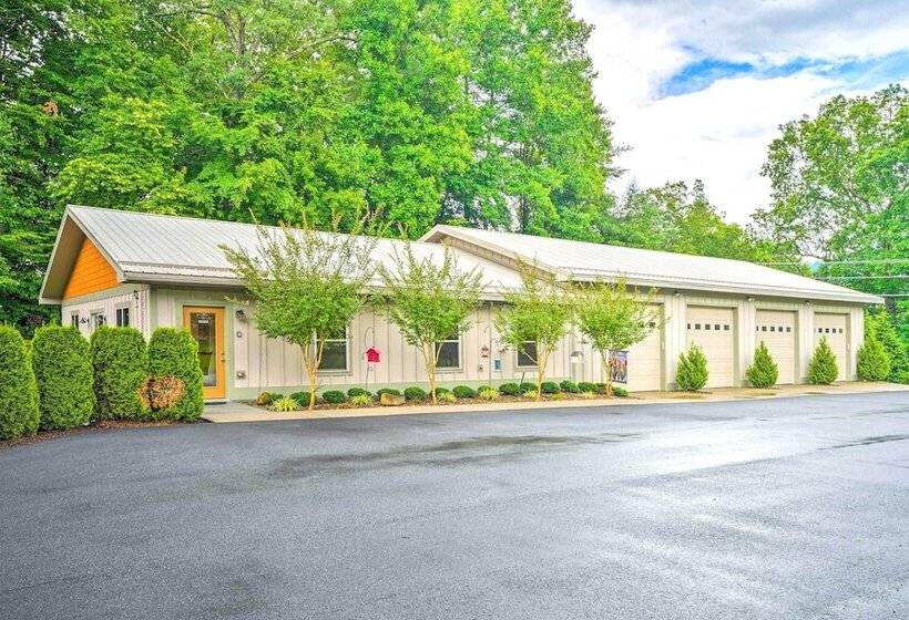 Pisgah Forest Farm Home: Outdoor Pool & Games