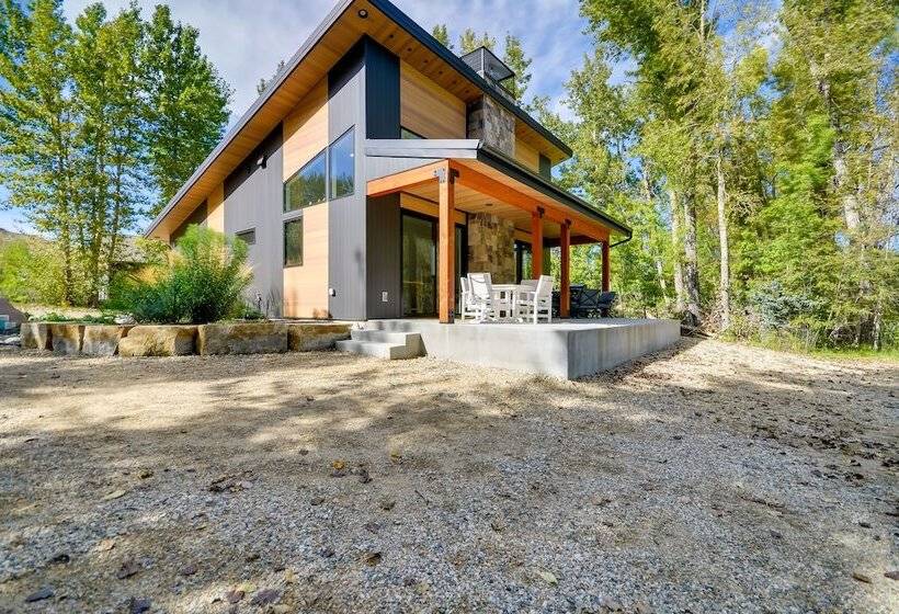 Rock Creek Retreat: Creekside Cabin Near Red Lodge