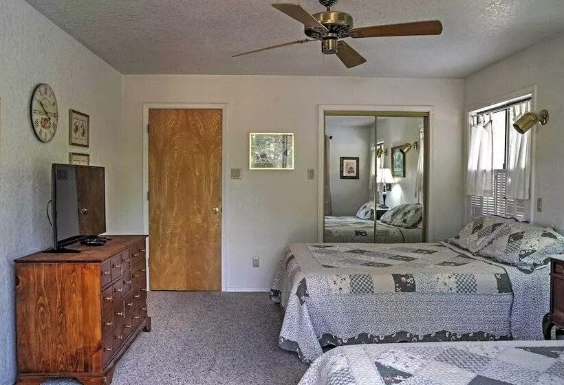 Rustic Alto Cabin W/ Hot Tub, Deck & Fireplace!